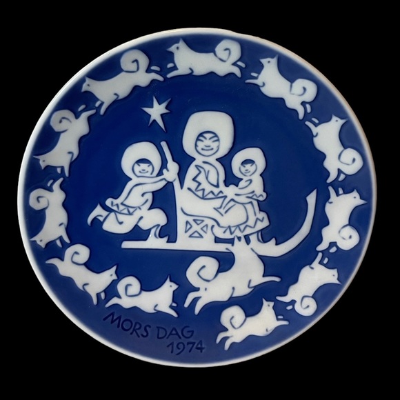 Royal Copenhagen MORS DAG 1974, 6” plate (MOTHER DAY) Inuit Sled Dogs Mother - Picture 1 of 2